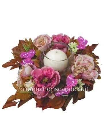 Coroncina centrotavola di fiori freschi con candela