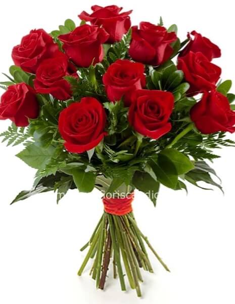 Bouquet con una Dozzina di rose rosse confezionato.