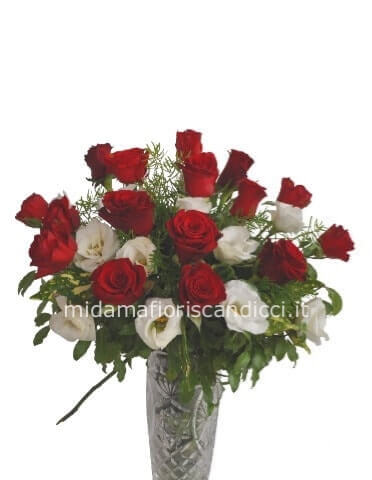 Bouquet di rose rosse e lisianthus bianchinthus.