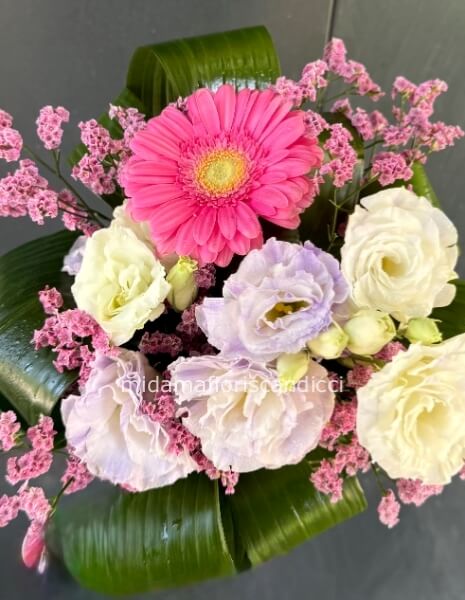 Un piccolo bouquet con il rosa come protagonista e tocchi di colori pastello. Perfetto per festeggia