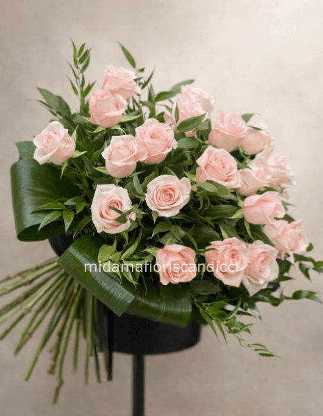 Bouquet di Rose Rosa con Verde Strutturato