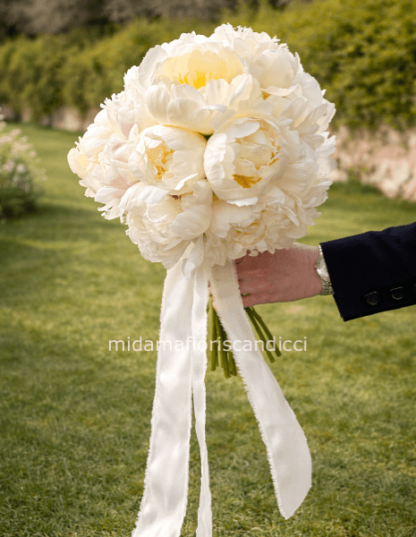 Un Sogno — Bouquet raccolto (~20 cm), 5–7 peonie. Elegante, intimo, essenziale.