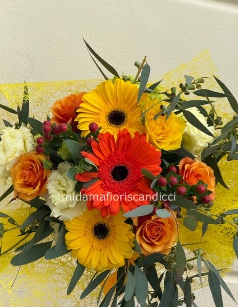 Un Pensiero- Bouquet compatto (~25 cm), delicato e curato. Un gesto semplice con stile.
