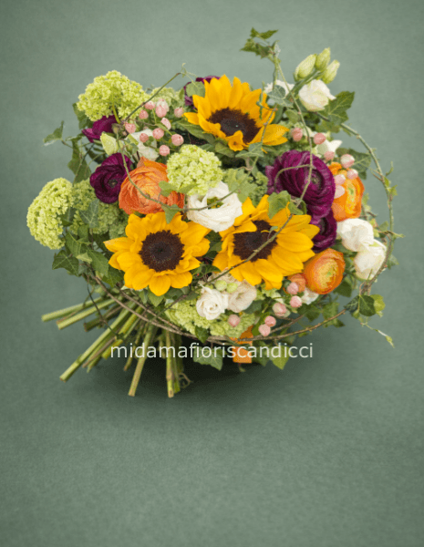 Un Pensiero- Bouquet compatto (~25 cm), delicato e curato. Un gesto semplice con stile.